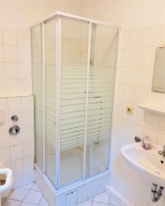 Bilik mandi di Monteurzimmer leo 4