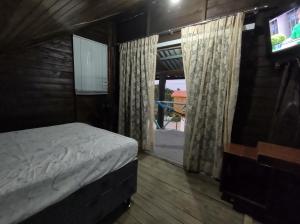 Postel nebo postele na pokoji v ubytování Cabana rústica a 900m da Praia da Ribanceira + 3 fotografie