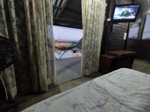 TV a/nebo společenská místnost v ubytování Cabana rústica a 900m da Praia da Ribanceira