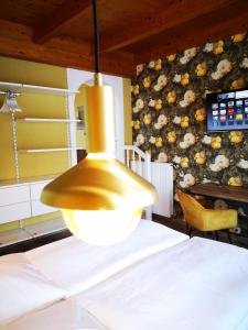 Rúm í herbergi á Aparthotel "Goldener Hahn Apartments"