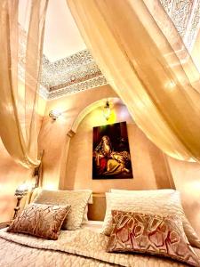 Postel nebo postele na pokoji v ubytování Riad Fatinat Marrakech
