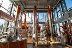 una fabbrica di birra con un mucchio di tubi in un edificio di Emmet Hotel a Clonakilty