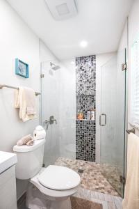 ボニータ・スプリングスにあるBlue Sky Rezidence - Salt Pool, 5 min to beach!のトイレとシャワー付きの白いバスルーム