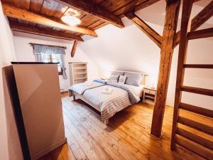 Posteľ alebo postele v izbe v ubytovaní Albeřické chalupy - Horní chalupa