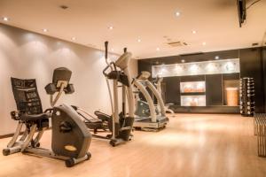 einen Fitnessraum mit Laufbändern und Crosstrainern in der Unterkunft Hotel Ciudad de Móstoles in Móstoles