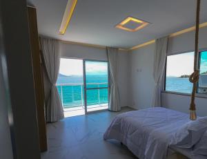 Una cama o camas en una habitación de Casa à Beira-mar, com Spa e Vista Deslumbrante no Ribeirão da Ilha em Florianópolis
