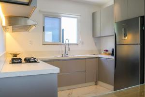 Una cocina o kitchenette en Casa à Beira-mar, com Spa e Vista Deslumbrante no Ribeirão da Ilha em Florianópolis