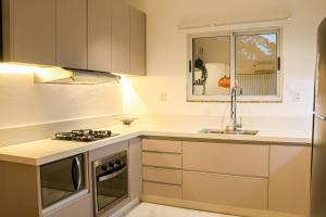 Una cocina o kitchenette en Casa à Beira-mar, com Spa e Vista Deslumbrante no Ribeirão da Ilha em Florianópolis