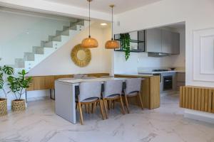 Una cocina o kitchenette en Casa à Beira-mar, com Spa e Vista Deslumbrante no Ribeirão da Ilha em Florianópolis