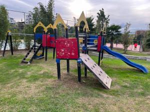 Zona de juegos infantil en Lilac's Garden vue piscine