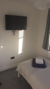 Postel nebo postele na pokoji v ubytování Gatwick Guest House - Short & Long Stay, Airport Parking, Airport Shuttle, Early & Late Check In - 49, RH11 8QX