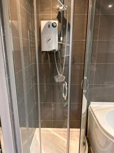 Koupelna v ubytování Gatwick Guest House - Short & Long Stay, Airport Parking, Airport Shuttle, Early & Late Check In - 49, RH11 8QX