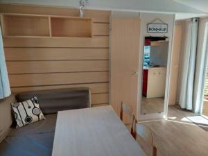 Un pat sau paturi într-o cameră la Super Mercure