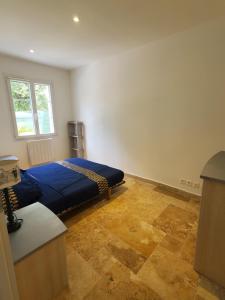 a bedroom with a bed and a window in it at Villa 7 ch, piscine chau,22 pers in Le Thoronet +15 photos