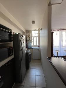 Kuchyň nebo kuchyňský kout v ubytování Acogedor departamento en La Serena