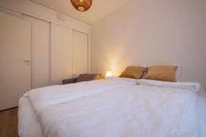 Ένα ή περισσότερα κρεβάτια σε δωμάτιο στο Central Luxury 2BDR with Private Sauna