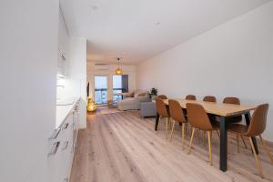 Posezení v ubytování Spacious 2BDR Apartment with Private Sauna