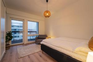 Postel nebo postele na pokoji v ubytování Spacious 2BDR Apartment with Private Sauna