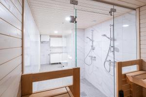 Koupelna v ubytování Spacious 2BDR Apartment with Private Sauna + 26 fotografií