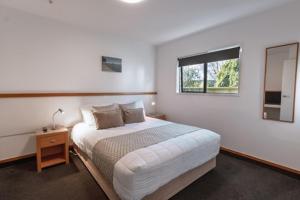 Rúm í herbergi á Palms Motel