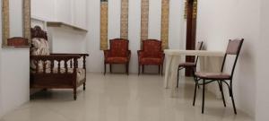 a group of chairs and a table in a room at Hostal La GRAN Familia in Manta