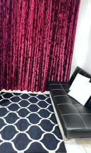 Un pat sau paturi într-o cameră la Apartamento completo com recepção 24h