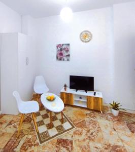 Una televisión o centro de entretenimiento en Sazan Apartment