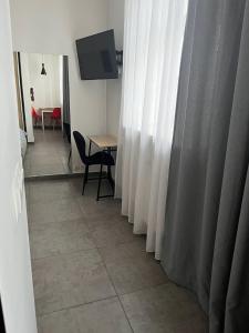 Televízia a/alebo spoločenská miestnosť v ubytovaní Apartamenty Wierzbowa 5