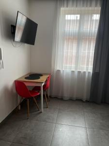 Televízia a/alebo spoločenská miestnosť v ubytovaní Apartamenty Wierzbowa 5