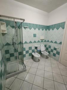 Ένα μπάνιο στο Arya Apartment