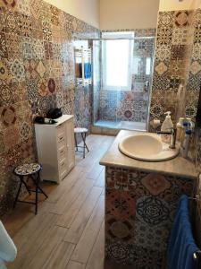 un bagno con lavandino e specchio di Medea rooms palermo centro a Palermo