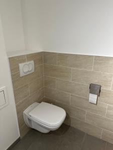 A la belle quatrième étoile في أنِسي: حمام به مرحاض وجدار من البلاط