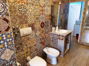 un bagno con un water e un lavandino di Medea rooms palermo centro a Palermo Altre 37 foto