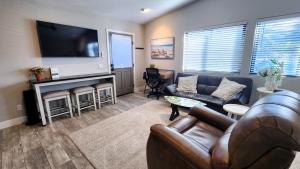een woonkamer met een bank en een televisie bij Ocean Views Beach House - 40 PCT Off Monthly in San Clemente