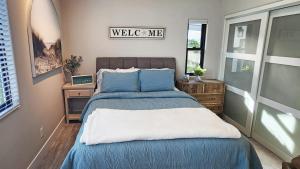 een slaapkamer met een bed met een blauw dekbed bij Ocean Views Beach House - 40 PCT Off Monthly in San Clemente +31 foto's