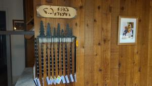 una habitación con una pared de madera con un cartel. en Bear Cabin - 5min walk to village & 12 SHARC passes, en Sunriver