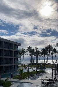 une vue d'un hôtel et de la plage avec des palmiers dans l'établissement GAV PORTO ALTO RESORT- Muro Alto, à Porto de Galinhas 6 autres photos