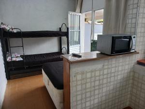 Habitación con TV y literas. en Recanto, en Mongaguá