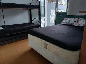 Cama en habitación con 2 literas en Recanto, en Mongaguá