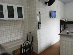 Una habitación con un mostrador y un televisor en la pared. en Recanto, en Mongaguá 21 fotos más
