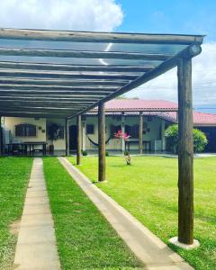 Un jardín fuera de Rm Hospedagem Ubatuba