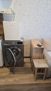 - un lave-linge et un ordinateur portable dans le salon dans l'établissement Apartment in Gudauri at Hotel Qumli, à Goudaouri