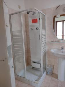 un bagno con cabina doccia e lavandino di Da Lellina ad Arezzo