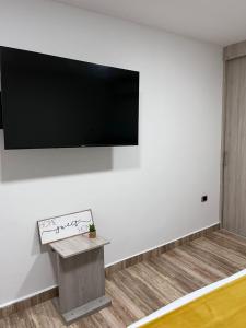 Televiisor ja/või meelelahutuskeskus majutusasutuses Hotel Granada Suites - AV 9