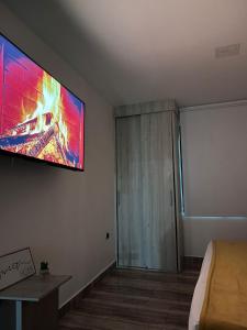 Televiisor ja/või meelelahutuskeskus majutusasutuses Hotel Granada Suites - AV 9
