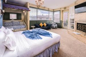 a bedroom with a large bed and a fireplace at Adobe Grand Villas in Sedona