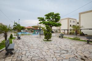 un parc avec des bancs, un arbre et une aire de jeux dans l'établissement Apt Mobiliado Próximo à Orla de Atalaia, à Aracaju