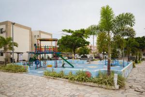 une aire de jeux avec un toboggan dans un parc dans l'établissement Apt Mobiliado Próximo à Orla de Atalaia, à Aracaju