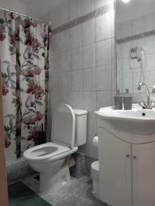 Koupelna v ubytování VALIA ROOMS + 37 fotografií