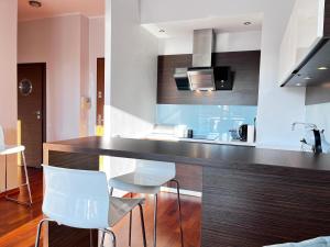 Kuchyňa alebo kuchynka v ubytovaní Apartamenty Miły - Gdynia Redłowo